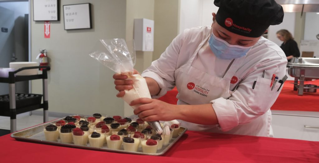 Los estudiantes aprendices de cocinero de línea